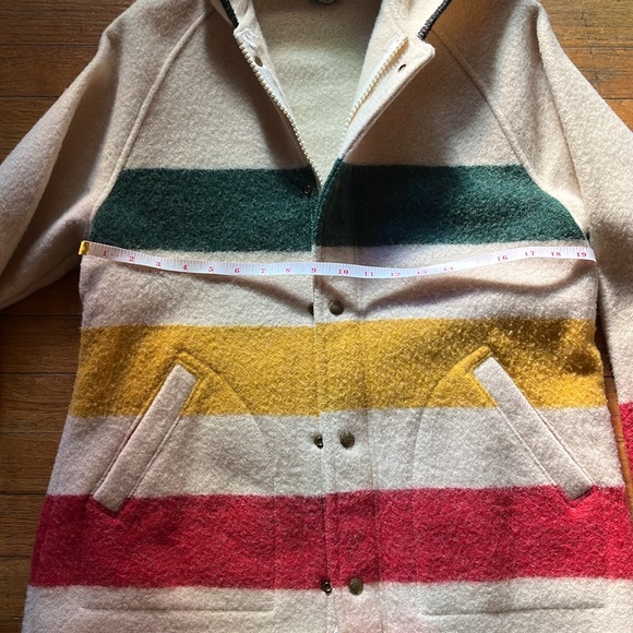 Woolrich Hudson Bay blanket wool coat size medium excellent condition - Picture 3 of 5